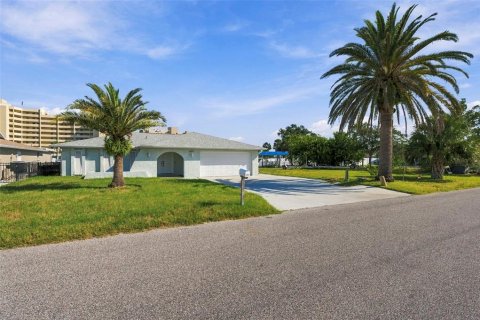House in Hudson, Florida 3 bedrooms, 148.64 sq.m. № 2393386 - photo 2