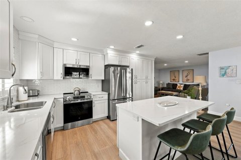 House in Hudson, Florida 3 bedrooms, 148.64 sq.m. № 2393386 - photo 12