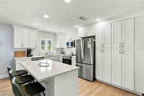 House in Hudson, Florida 3 bedrooms, 148.64 sq.m. № 2393386 - photo 11