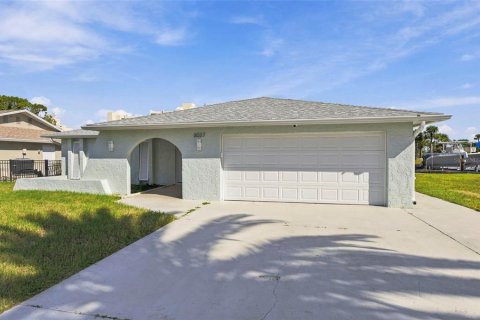 House in Hudson, Florida 3 bedrooms, 148.64 sq.m. № 2393386