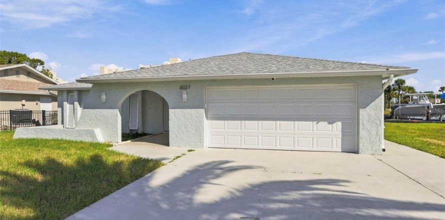 House in Hudson, Florida 3 bedrooms, 148.64 sq.m. № 2393386