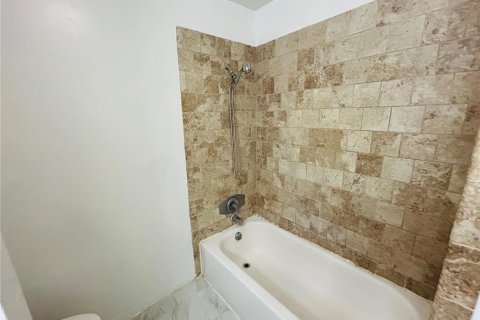 Condo in Orlando, Florida, 1 bedroom  № 1870511 - photo 13