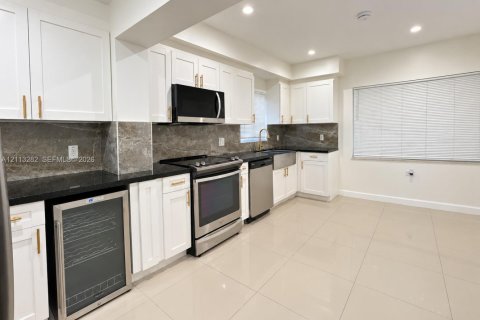 Villa ou maison à louer à North Miami, Floride: 3 chambres, 157.38 m2 № 2439362 - photo 5
