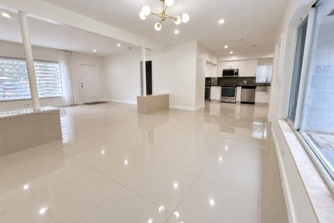 Villa ou maison à louer à North Miami, Floride: 3 chambres, 157.38 m2 № 2439362 - photo 3
