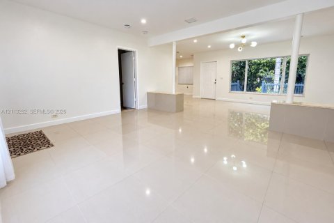 Villa ou maison à louer à North Miami, Floride: 3 chambres, 157.38 m2 № 2439362 - photo 2