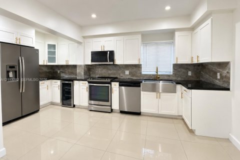 Villa ou maison à louer à North Miami, Floride: 3 chambres, 157.38 m2 № 2439362 - photo 4