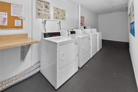 Купить кондоминиум в Пемброк-Пайнс, Флорида 1 спальня, 63.64м2, № 2051900 - фото 14