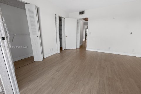 Купить кондоминиум в Пемброк-Пайнс, Флорида 1 спальня, 63.64м2, № 2051900 - фото 12