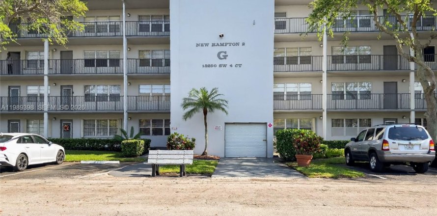 Кондоминиум с 1 спальней в Пемброк-Пайнс, Флорида № 2051900