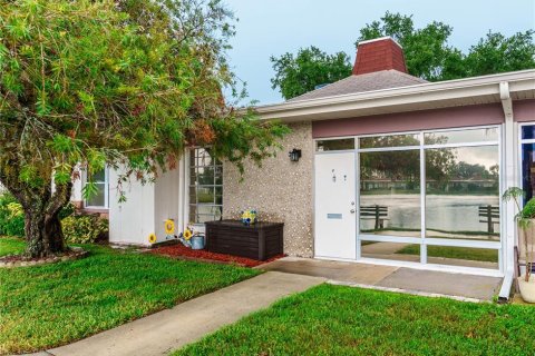Condominio en Holiday, Florida, 1 dormitorio  № 2277191