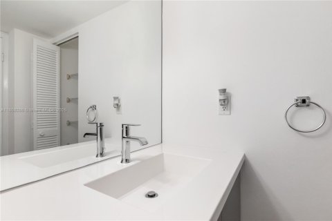 Condo in Miami, Florida, 1 bedroom  № 1746110 - photo 4