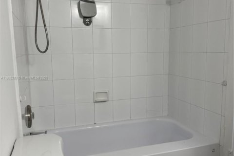 Copropriété à louer à Miami, Floride: 2 chambres, 91.97 m2 № 1968031 - photo 13