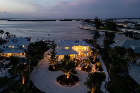 House in Boca Grande, Florida 3 bedrooms, 306.67 sq.m. № 1877383 - photo 1