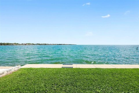 Condo in Saint Petersburg, Florida, 2 bedrooms № 2101646 - photo 29