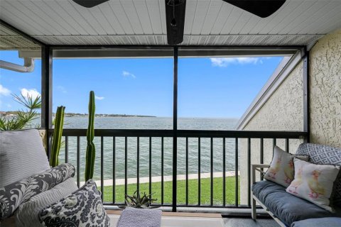 Condo in Saint Petersburg, Florida, 2 bedrooms № 2101646 - photo 11