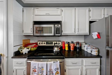 Condo in Saint Petersburg, Florida, 2 bedrooms № 2101646 - photo 18