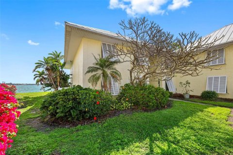 Condo in Saint Petersburg, Florida, 2 bedrooms № 2101646 - photo 4