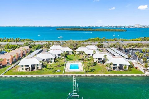 Condo in Saint Petersburg, Florida, 2 bedrooms № 2101646 - photo 2