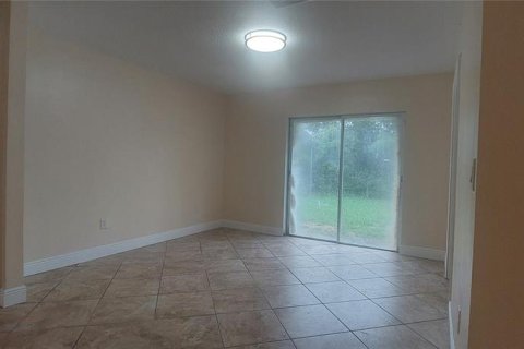 Villa ou maison à louer à Leesburg, Floride: 3 chambres, 147.99 m2 № 1837103 - photo 4