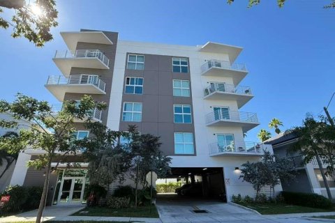 Condo in Hollywood, Florida, 1 bedroom № 2081480 - photo 15