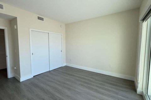 Condo in Hollywood, Florida, 1 bedroom № 2081480 - photo 9