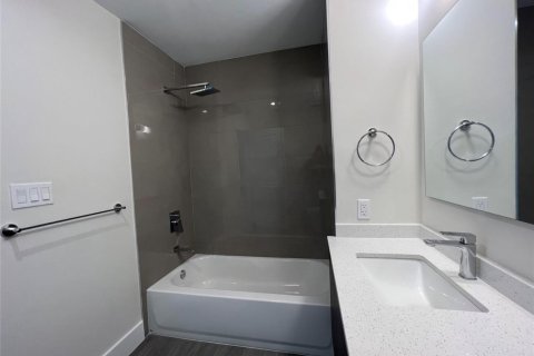 Condo in Hollywood, Florida, 1 bedroom № 2081480 - photo 11