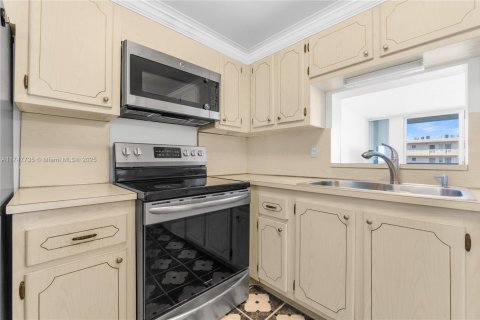 Купить кондоминиум в Халландейл-Бич, Флорида 2 спальни, 101.45м2, № 1874334 - фото 6