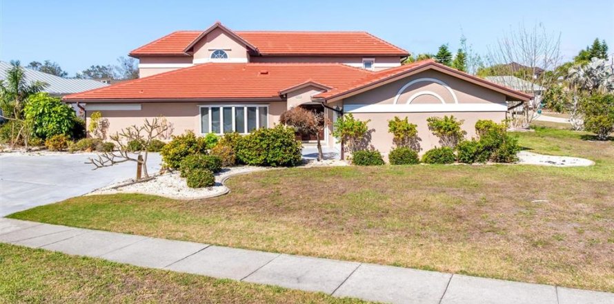 Casa en Port Charlotte, Florida 5 dormitorios, 342.07 m2 № 2098316