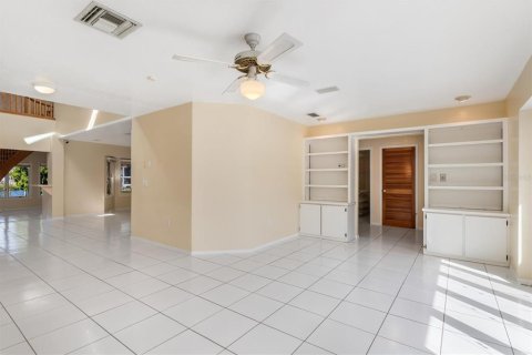 Casa en venta en Port Charlotte, Florida, 5 dormitorios, 342.07 m2 № 2098316 - foto 14
