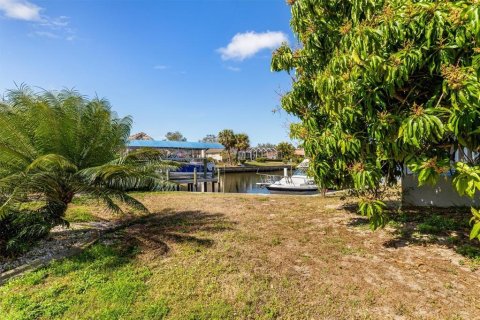 Casa en venta en Port Charlotte, Florida, 5 dormitorios, 342.07 m2 № 2098316 - foto 8