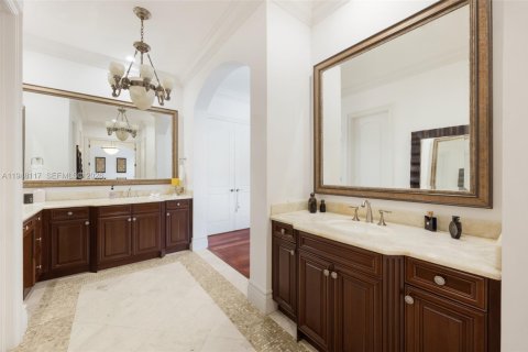 House in Miami, Florida 6 bedrooms, 716.93 sq.m. № 2004469 - photo 20