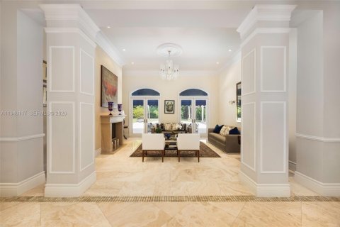 House in Miami, Florida 6 bedrooms, 716.93 sq.m. № 2004469 - photo 4
