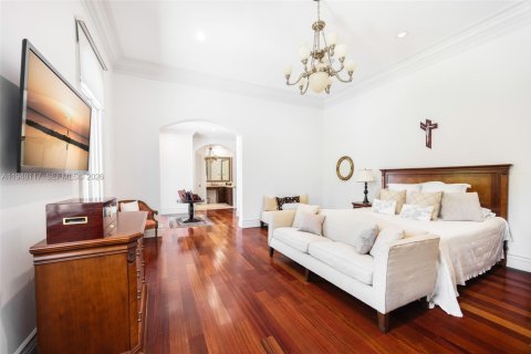 House in Miami, Florida 6 bedrooms, 716.93 sq.m. № 2004469 - photo 18