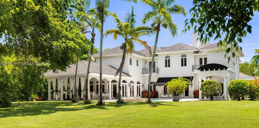 House in Miami, Florida 6 bedrooms, 716.93 sq.m. № 2004469