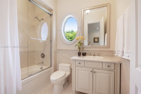 House in Miami, Florida 6 bedrooms, 716.93 sq.m. № 2004469 - photo 23