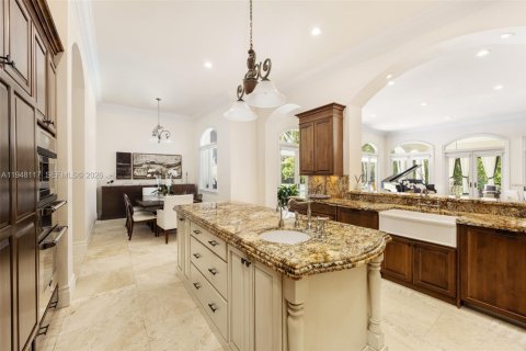 House in Miami, Florida 6 bedrooms, 716.93 sq.m. № 2004469 - photo 9