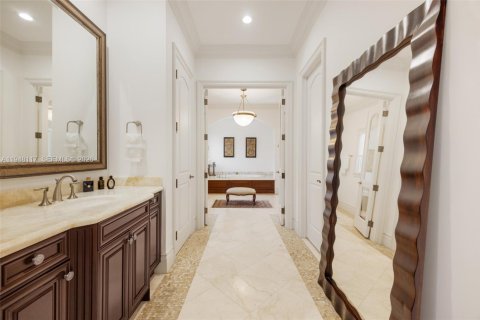 House in Miami, Florida 6 bedrooms, 716.93 sq.m. № 2004469 - photo 19