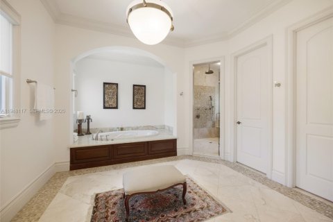 House in Miami, Florida 6 bedrooms, 716.93 sq.m. № 2004469 - photo 21
