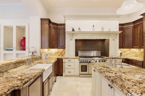 House in Miami, Florida 6 bedrooms, 716.93 sq.m. № 2004469 - photo 10