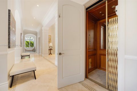 House in Miami, Florida 6 bedrooms, 716.93 sq.m. № 2004469 - photo 7