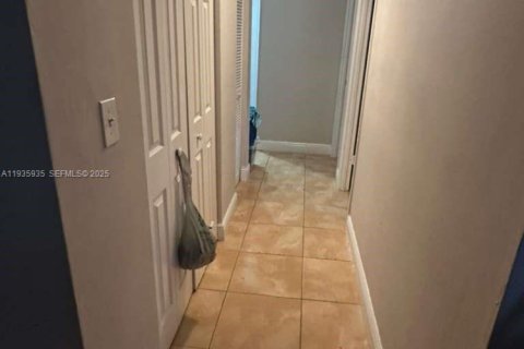 Condo in Hialeah, Florida, 2 bedrooms № 1993977 - photo 15