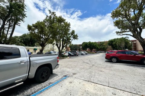 Condo in Hialeah, Florida, 2 bedrooms № 1993977 - photo 8
