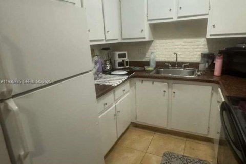 Condo in Hialeah, Florida, 2 bedrooms № 1993977 - photo 9