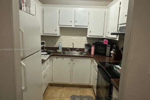 Condo in Hialeah, Florida, 2 bedrooms № 1993977 - photo 16