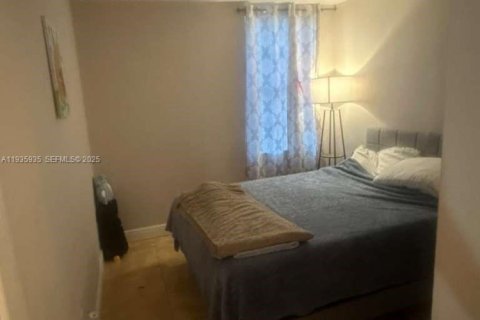 Condo in Hialeah, Florida, 2 bedrooms № 1993977 - photo 13