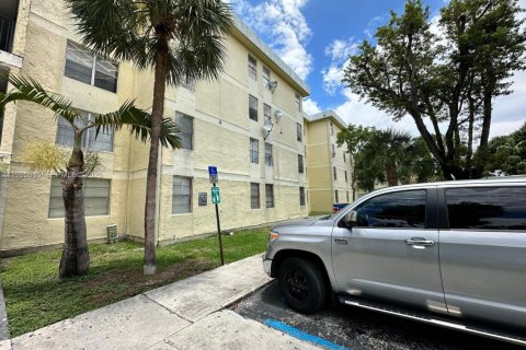 Condo in Hialeah, Florida, 2 bedrooms № 1993977 - photo 7