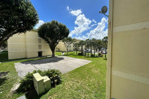 Condo in Hialeah, Florida, 2 bedrooms № 1993977 - photo 2