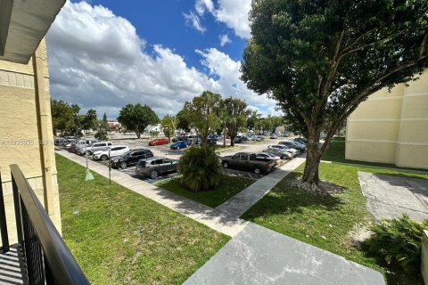 Condo in Hialeah, Florida, 2 bedrooms № 1993977 - photo 3