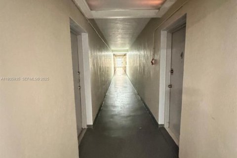 Condo in Hialeah, Florida, 2 bedrooms № 1993977 - photo 4