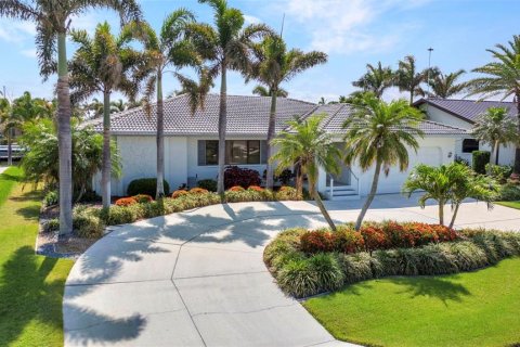 House in Punta Gorda, Florida 3 bedrooms, 198.72 sq.m. № 1682011 - photo 7